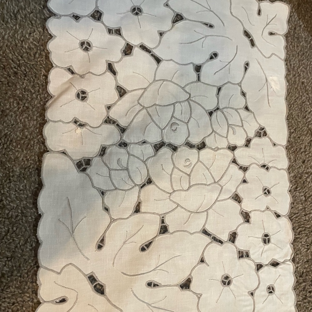 Floral Cutout Table Runner and 4 Place Mats